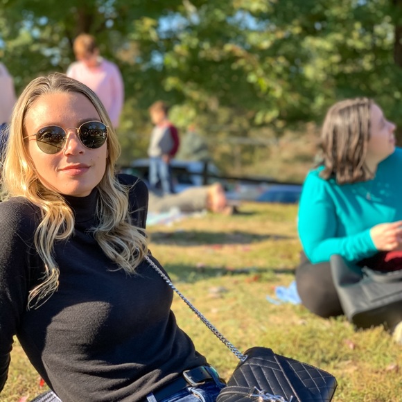 Meet your Posher, Carlye - Picture 1 of 1